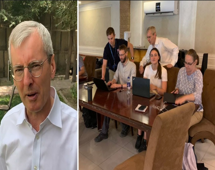 سفير المملكة المتحدة في أفغانستان السير لوري بريستو، وفريق أزمة يدير عملية الإجلاء البريطانية في مطار كابول