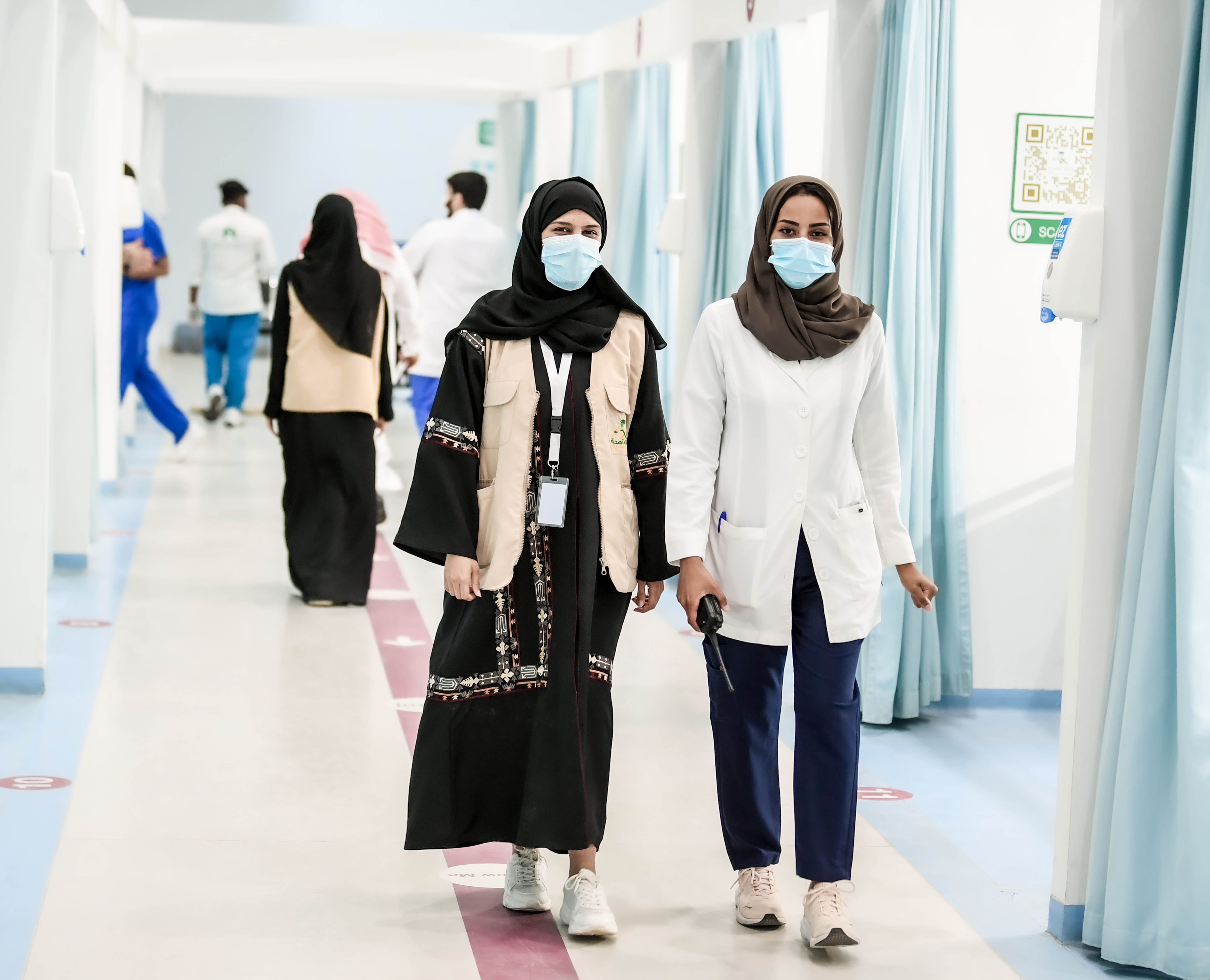 ممرضتان تعملان في توزيع اللقاحات (اندبندنت عربية - بشير صالح)