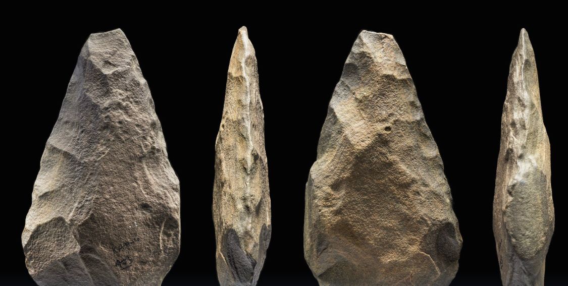 آثار لأدوات شخصية منحوتة في موقع المسح (هيئة التراث السعودية)