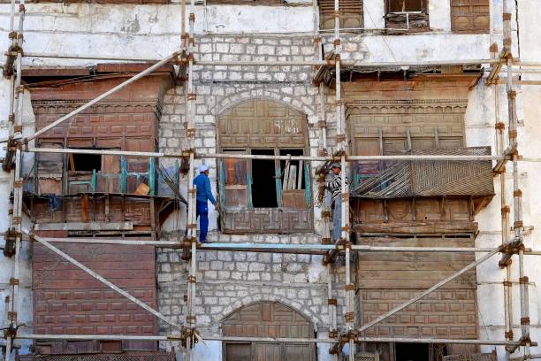 أحد مباني "البلد" وتظهر فيها أعمال ترميم (غيتي)