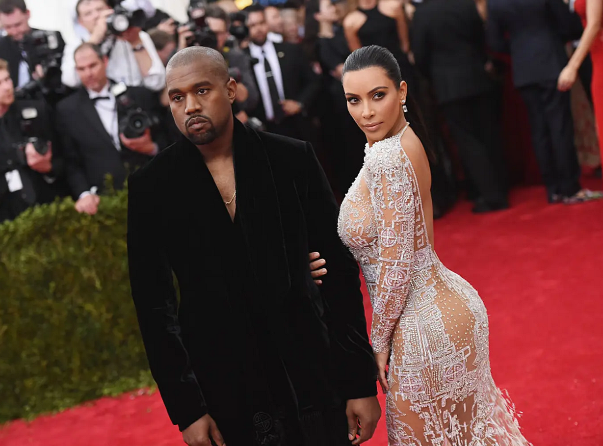 تغيب جاي زي عن حفل زفاف كانييه ويست وكيم كارداشيان، فانطلقت شرارة الخلاف بين الرجلين