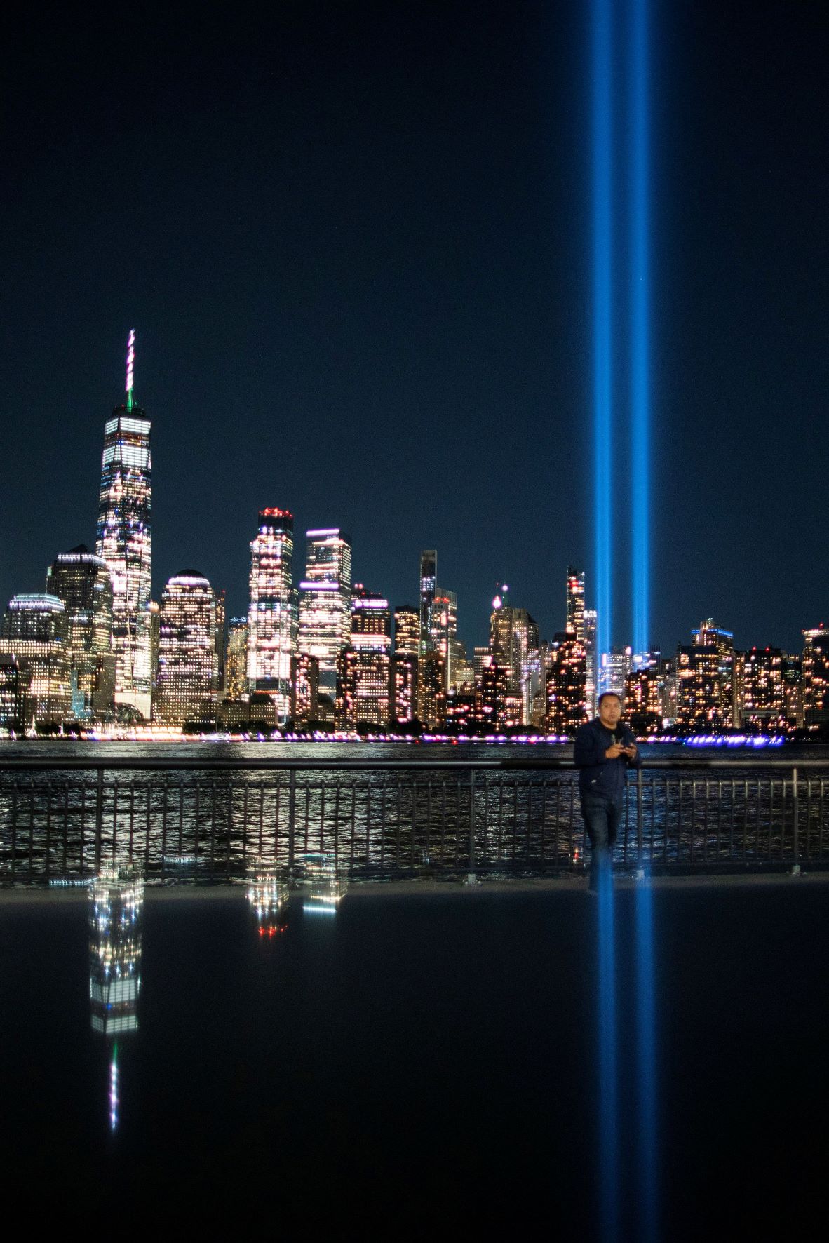 حي مانهاتن في نيويورك ليلاً عشية الذكرى العشرين لضربات الإرهاب في 11/9، مع خطين من الضوء تذكيراً بالبرجين التوأمين