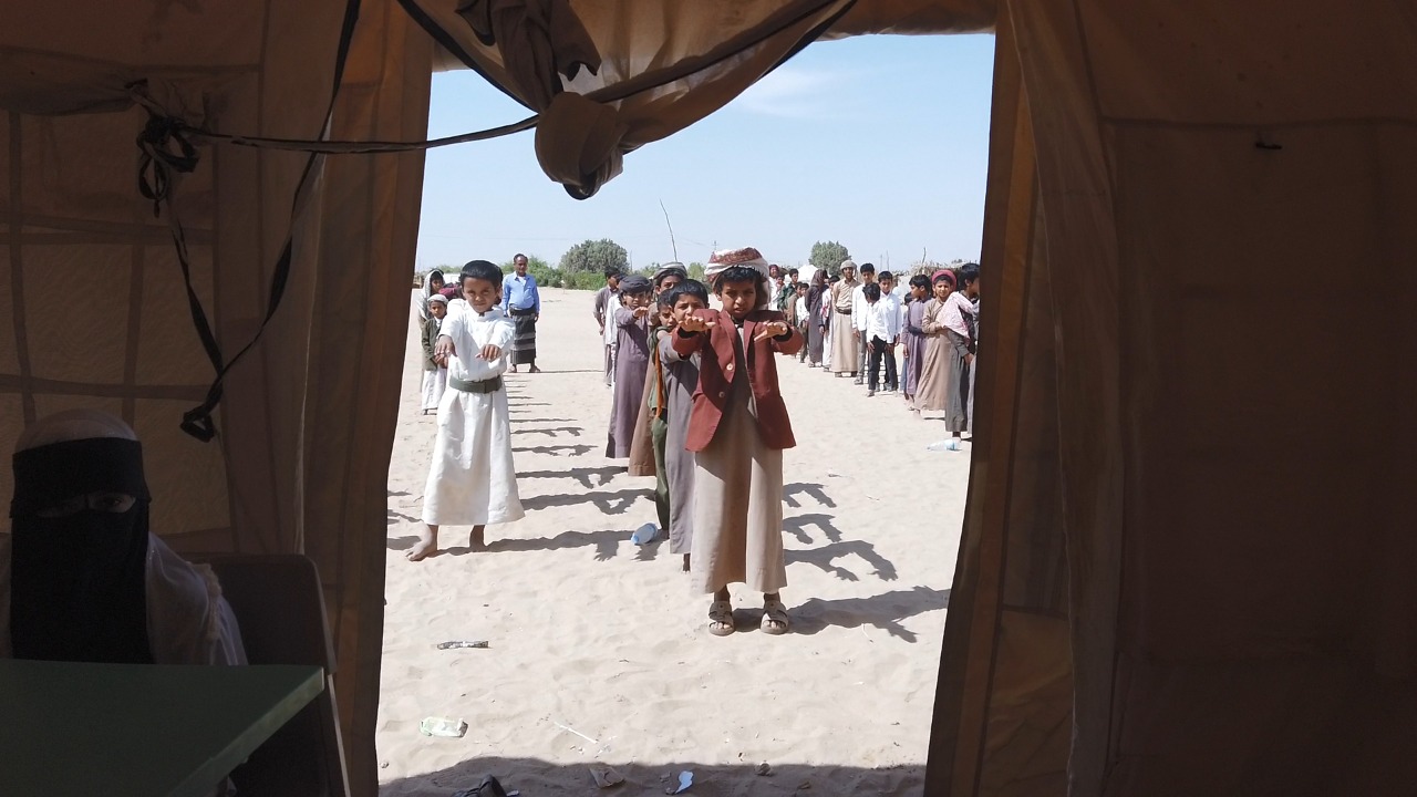 طلاب في مخيم تابع للحوثي شمال اليمن (اندبندنت عربية)