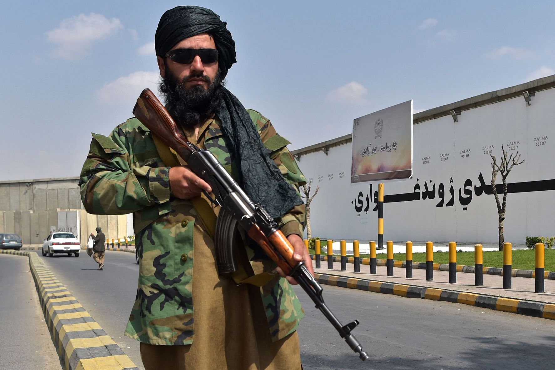 مسلح من "طالبان" في شارع رئيس داخل العاصمة الأفغانية 