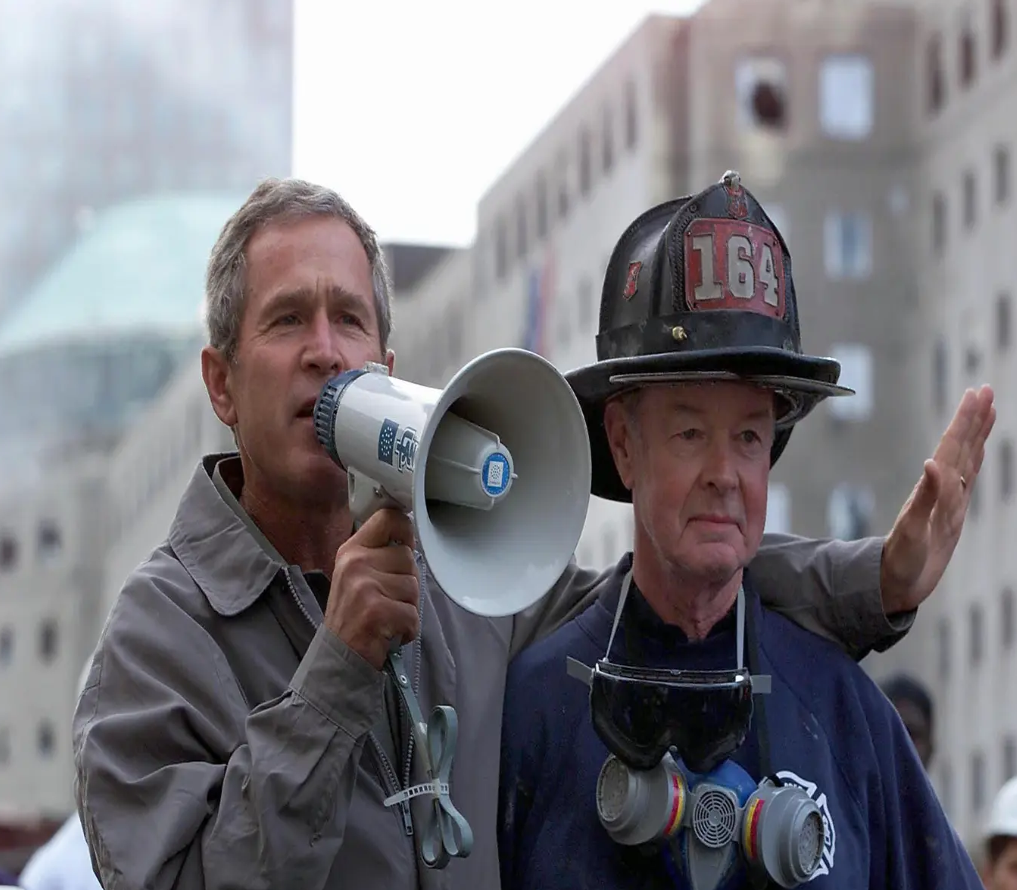 لقطة شهيرة للرئيس جورج دبليو بوش مع رجل إطفاء نيويوركي مسن غداة ضربات 11/9 