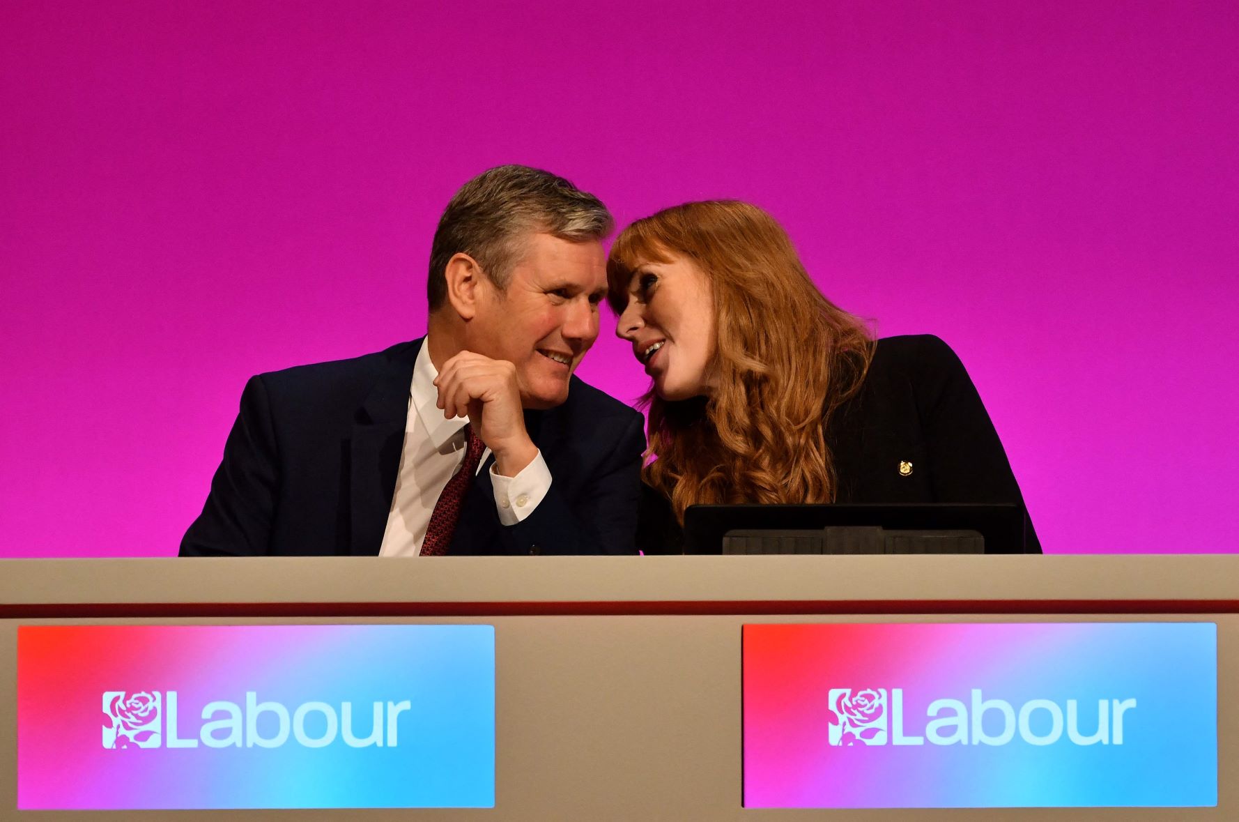الزعيم العمالي السير كير ستارمر ونائبته أنجيلا راينر على المنصة أثناء افتتاح مؤتمر الحزب في "برايتون"