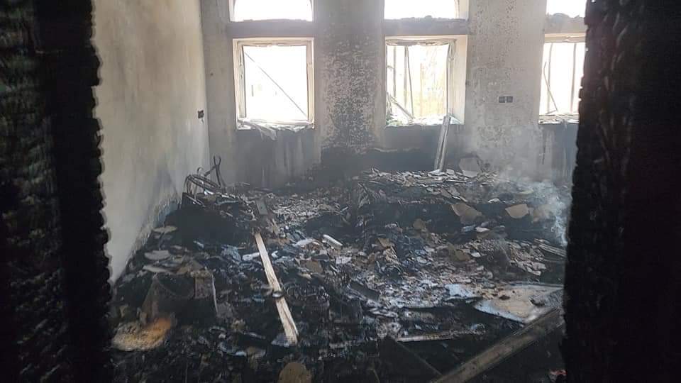 أحد المواقع المتضررة في حجة من القصف الصاروخي (اندبندنت عربية)