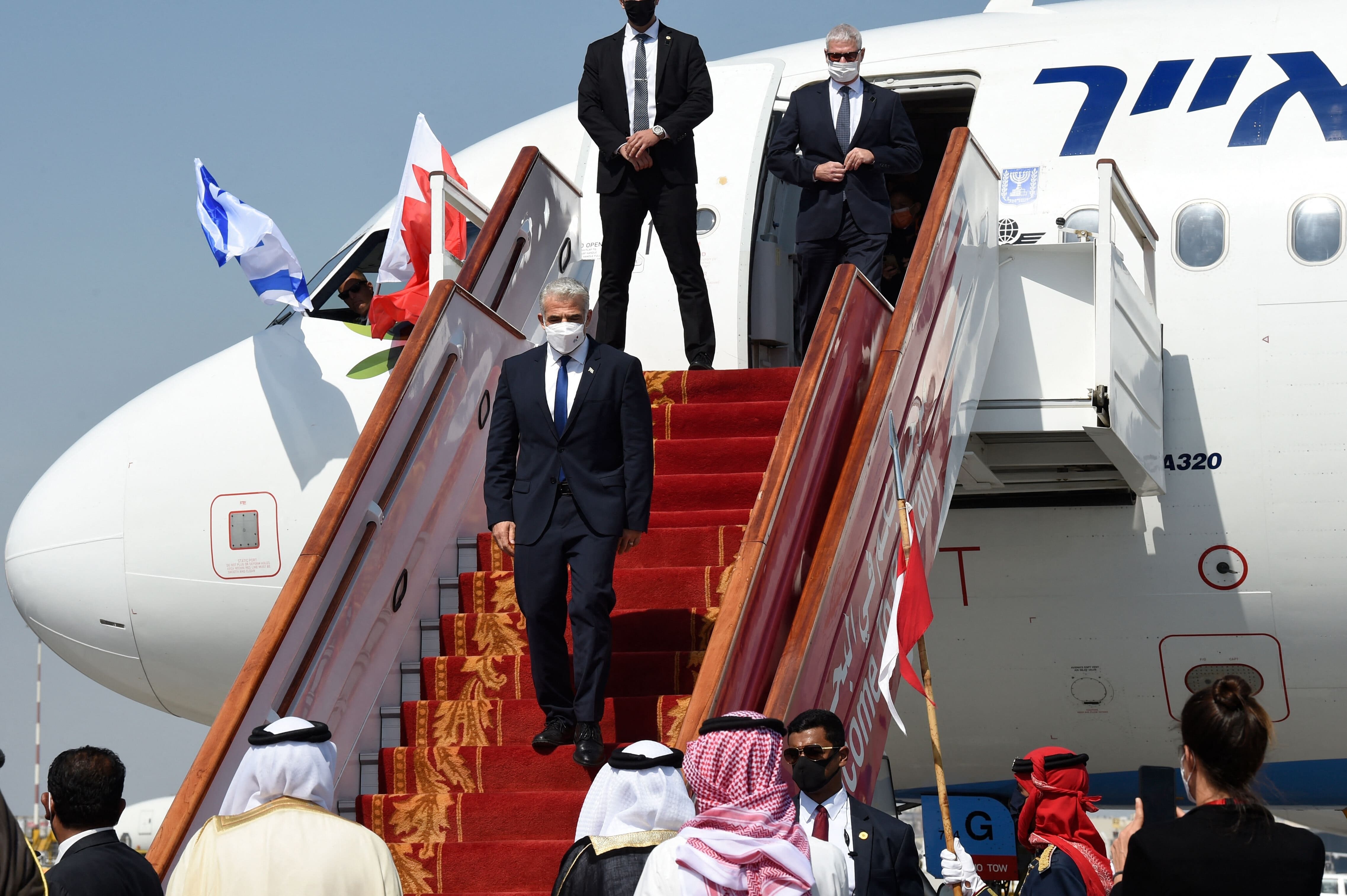 لحظة وصول وزير الخارجية الإسرائيلي إلى المنامة (أ ف ب)