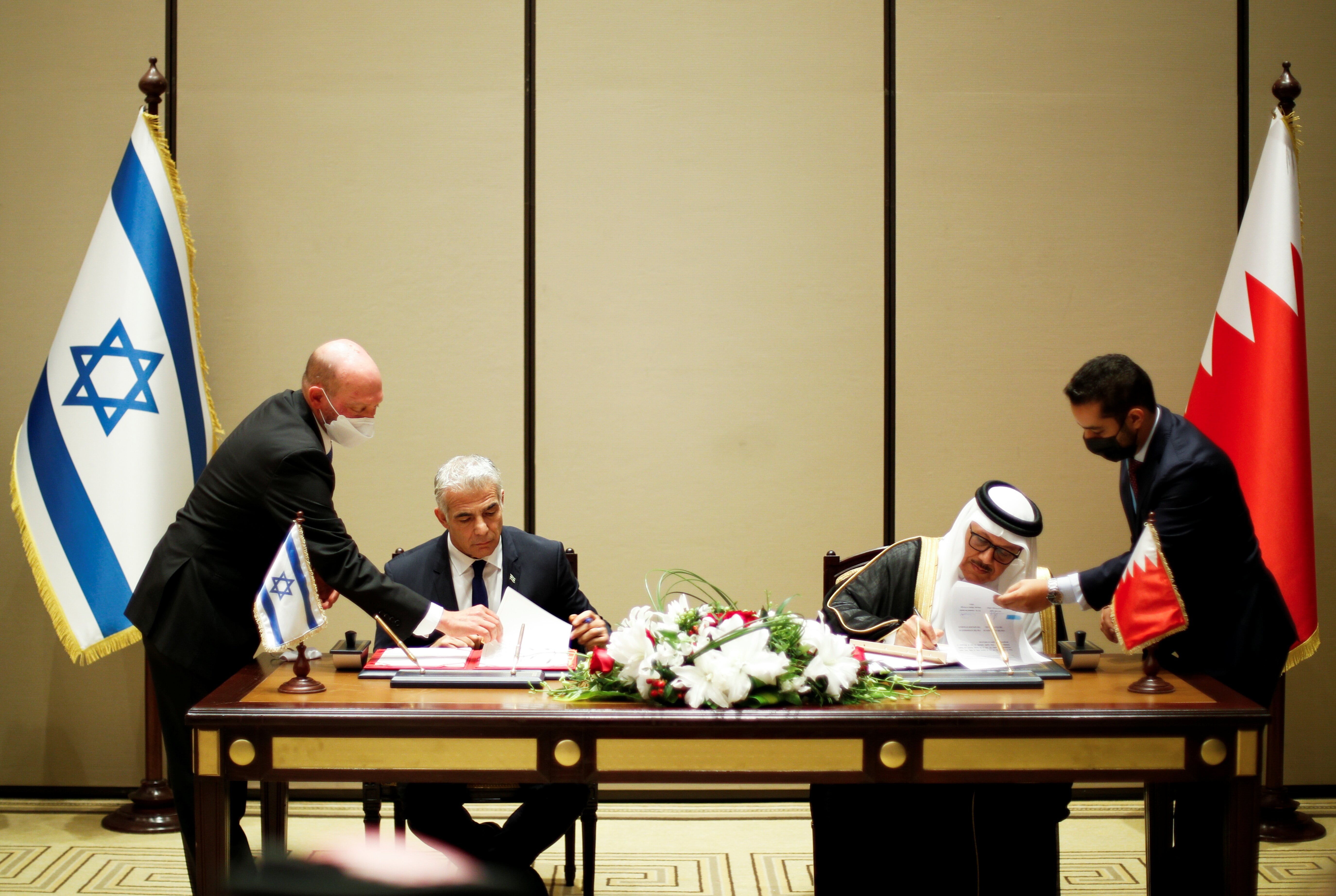وزير الخارجية البحريني مع نظيره الإسرائيلي لحظة توقيع مذكرات التفاهم (رويترز)