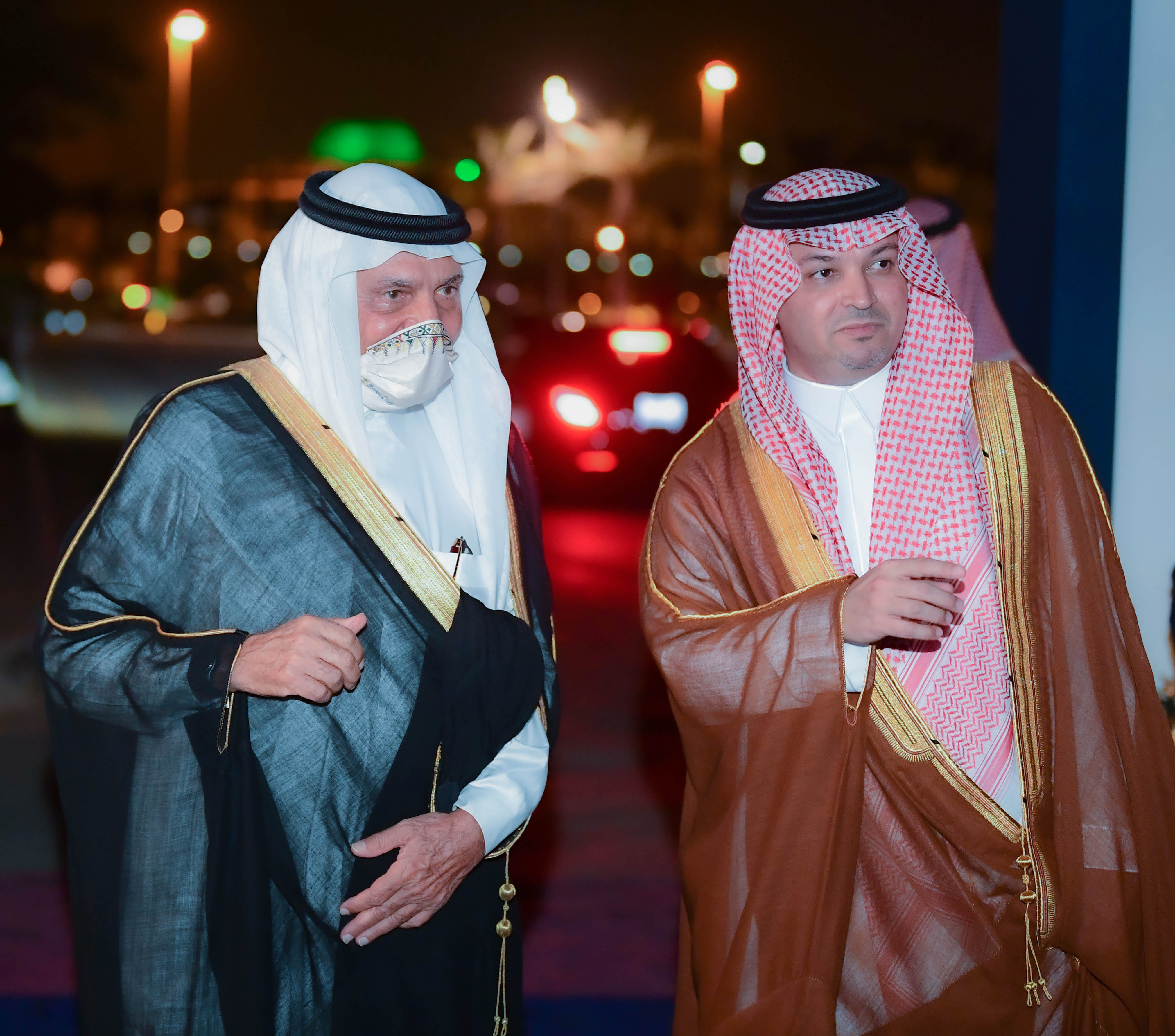 رئيس هيئة الأدب والنشر والترجمة محمد علوان مع رئيس الاستخبارات السعودي السابق الذي يدشن كتاباً له في المعرض في حفل الافتتاح (اندبندنت عربية - بشير صالح)