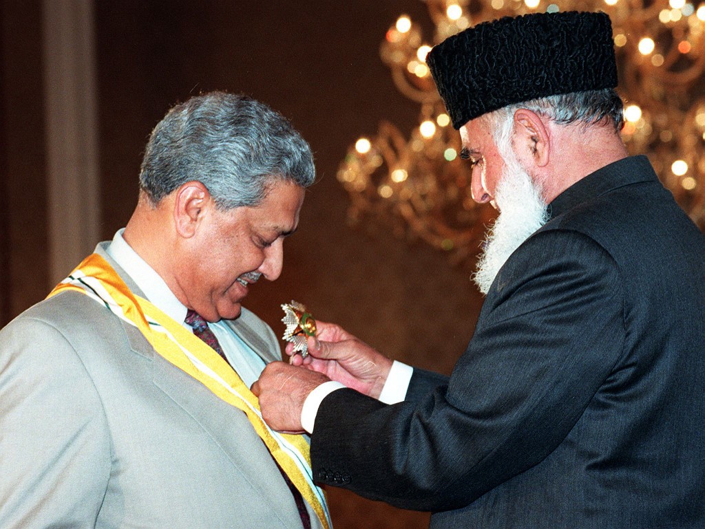 الرئيس رفيق ترار يكرم خان بأعلى جائزة مدنية "نيشان امتياز" خلال حفل توزيع الجوائز في اليوم الوطني للبلاد في إسلام أباد عام 1999(أ ف ب).jpg