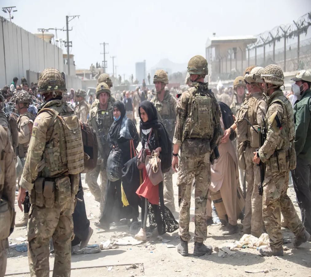 جنود أميركيون يتعاملون مع حشود أفغانية في كابول إثناء الانسحاب الأميركي في أغسطس (آب) 2021 