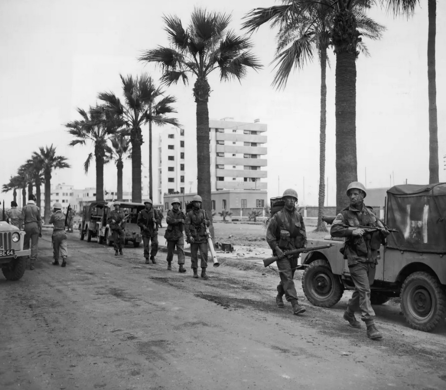 دورية عسكرية بريطانية تجوب شوارع بورسعيد أثناء "العدوان الثلاثي" في 1956 