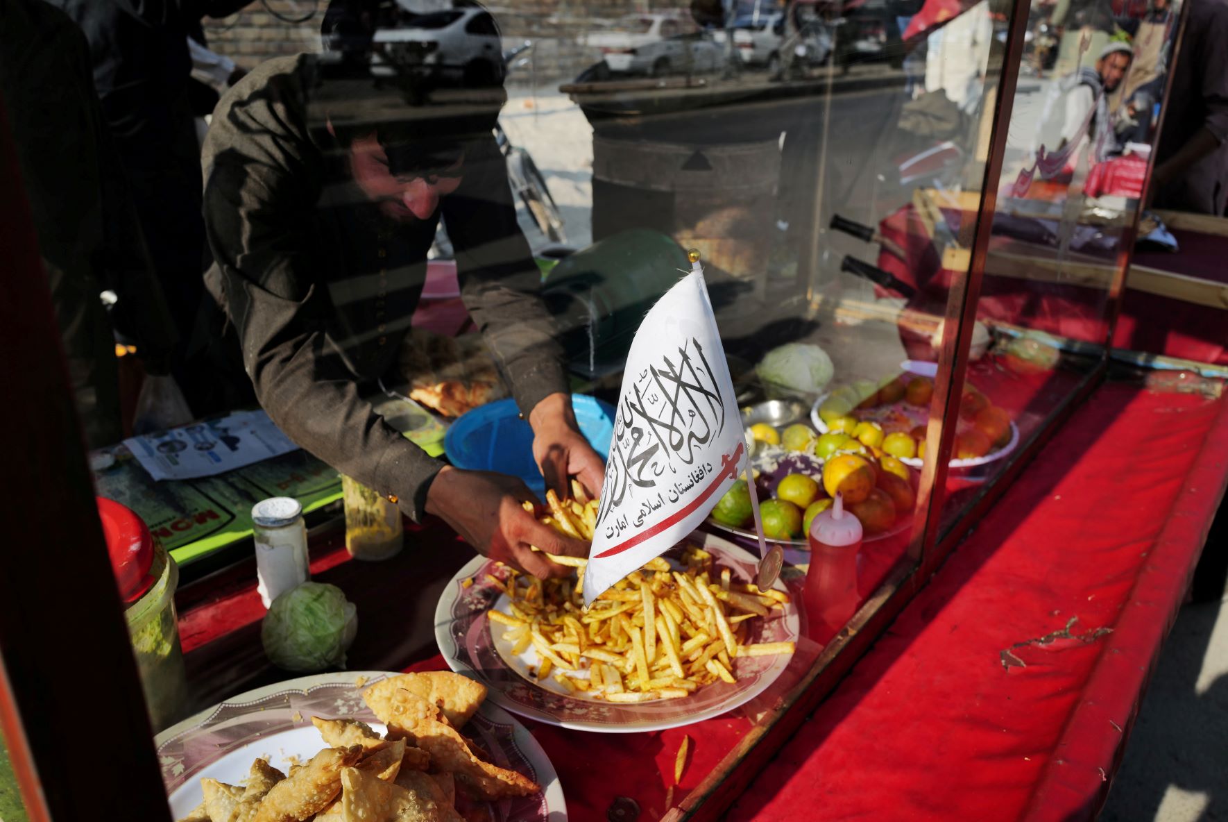 مطعم يضع العلم الجديد لحكومة طالبان على أطباقه في كابول