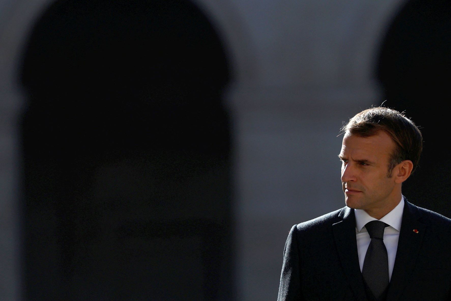 سجّل إيمانويل ماكرون أنه أول رئيس فرنسي يعترف بمقتل مؤيدي استقلال الجزائر في باريس 1961، لكن منافسه يتحدر من تلك البلاد أيضاً 