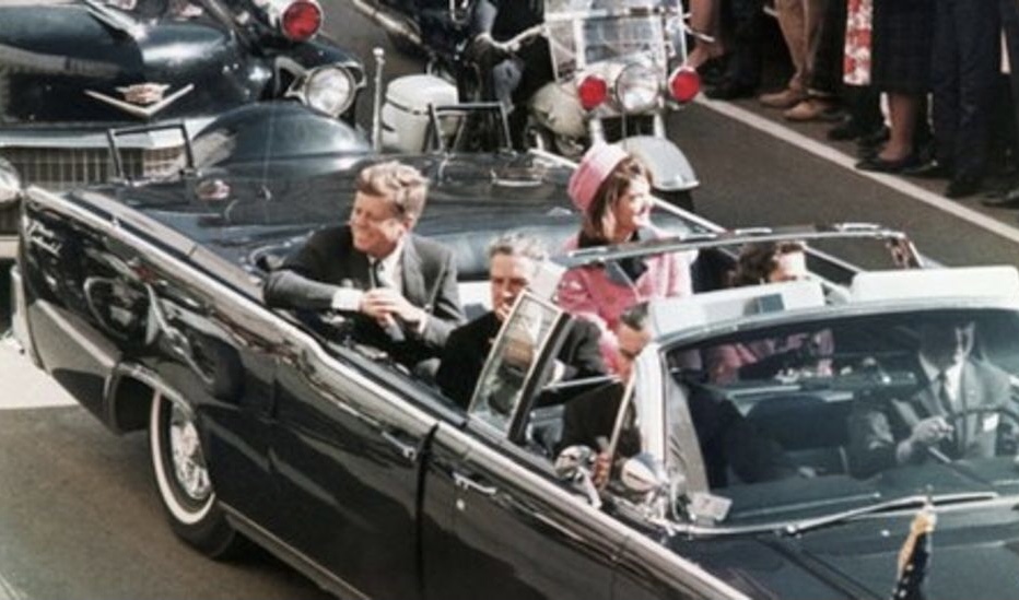 كينيدي وزوجته جاكلين في دالاس قبيل حادث اغتياله في 22 نوفمبر 1963 (أ ب).jpg