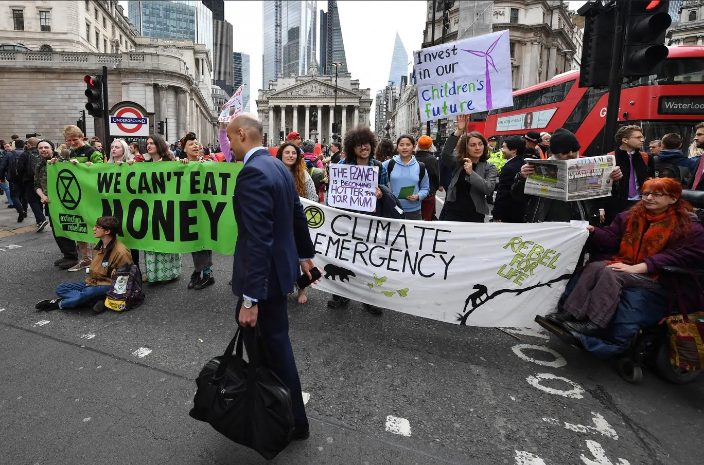 احتجاج نشطاء من حركة "تمرّد ضد الانقراض" على أبواب "بنك إنجلترا" 