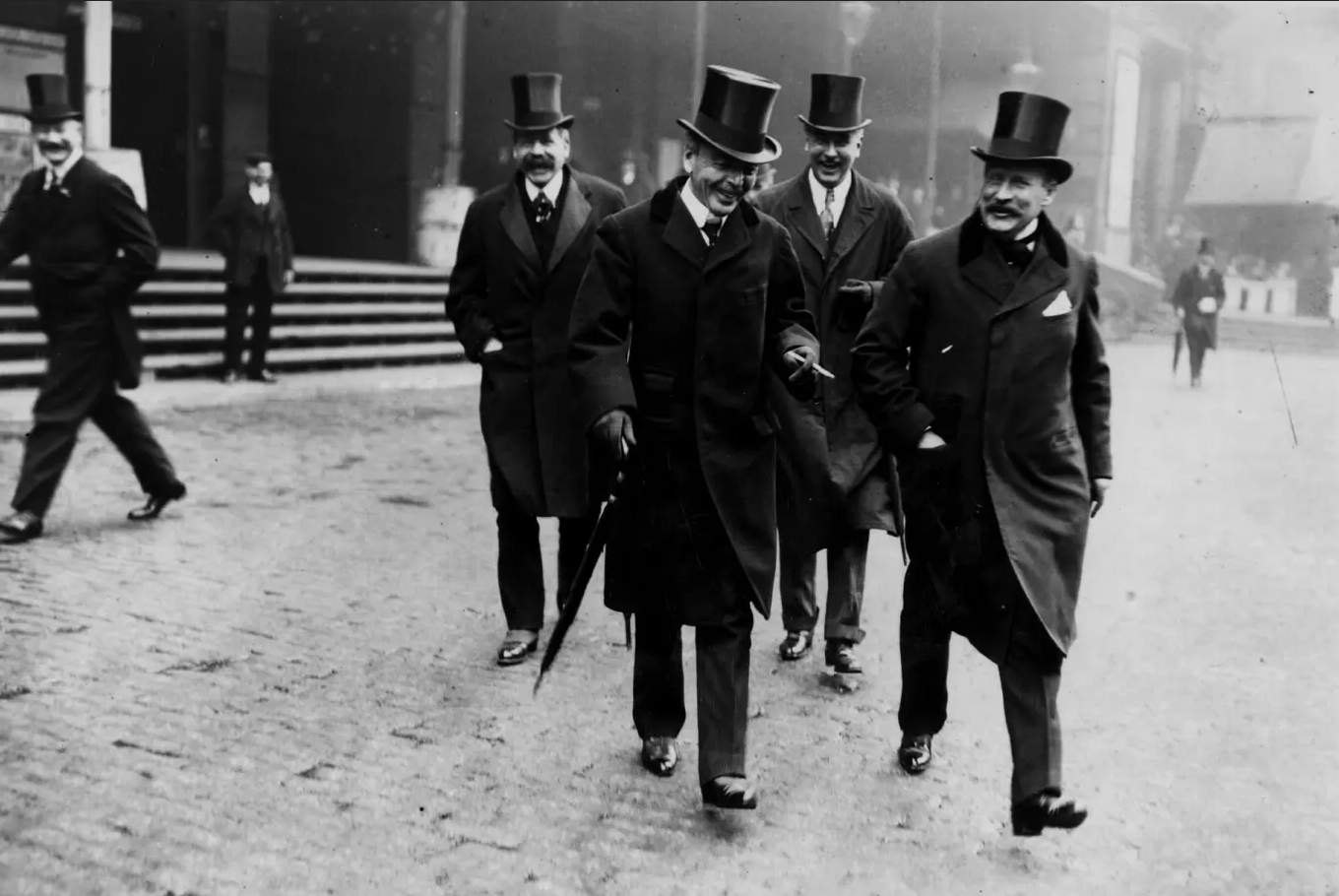 لياندر ستار جيمسون، سياسي وطبيب من أفريقيا الجنوبية، يغادر فندق "كانون ستريت" عقب انتخابه رئيساً لشركة "جنوب أفريقيا البريطانية" في 1913 