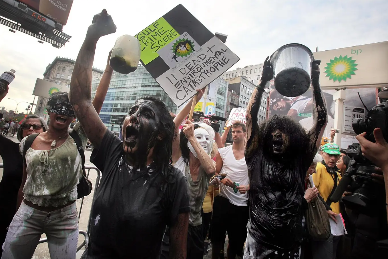 ناشطون سكبوا نفطاً مزيفاً على أنفسهم احتجاجاً على دور "بريتيش بتروليوم" في كارثة التسرّب النفطي بخليج المكسيك عام 2010