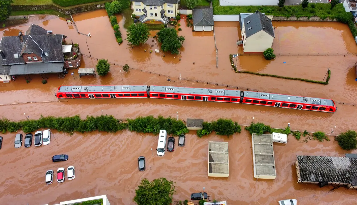 قطار محاط بمياه الفيضانات في مدينة "كوردل" بألمانيا التي تعرضت لأمطار غير مألوفة الغزارة صيف 2021 