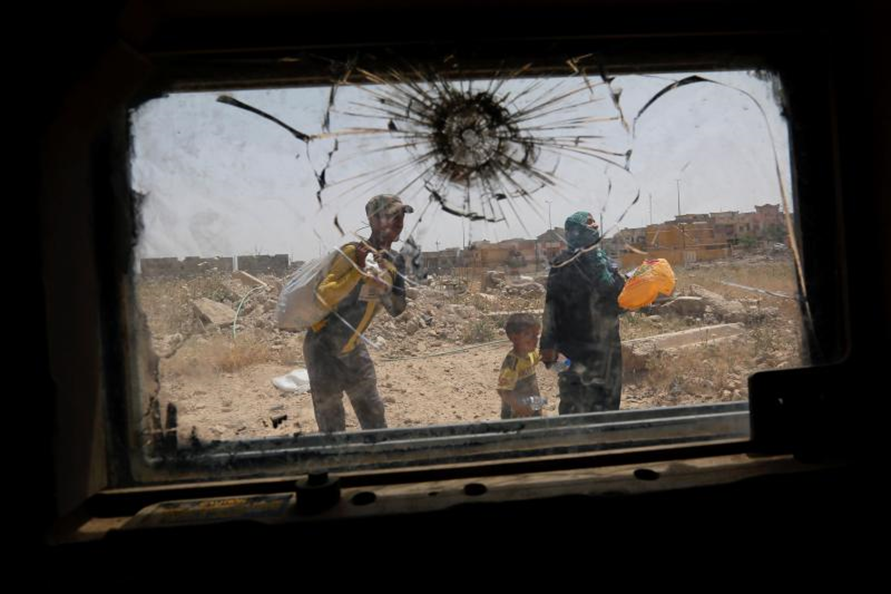 مدنيون يفرون من القتال بين قوات مكافحة الإرهاب ومقاتلي الدولة الإسلامية في غرب الموصل، العراق، مايو (أيار) 2017