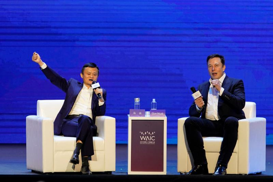جاك ما (يسار الصورة) وإيلون ماسك، مؤسسا شركتي "علي بابا" و"تيسلا" توالياً، في مدينة "شنغهاي" الصينية، صيف 2019 