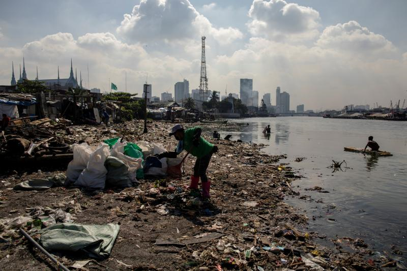 جمع النفايات على طول نهر "باسيج" في مانيلا، عاصمة الفيليبين، مطلع صيف 2021 