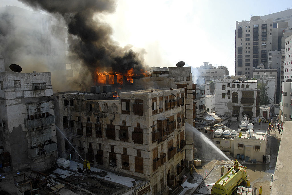 لقطات من محاولة إطفاء حريق التهم 7 مباني في 2010 (غيتي)