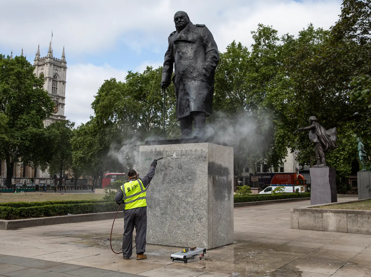 في حزيران (يونيو) 2020، رُشّت كلمات "كان عنصرياً" على قاعدة تمثال ونستون تشرتشل في ميدان البرلمان 