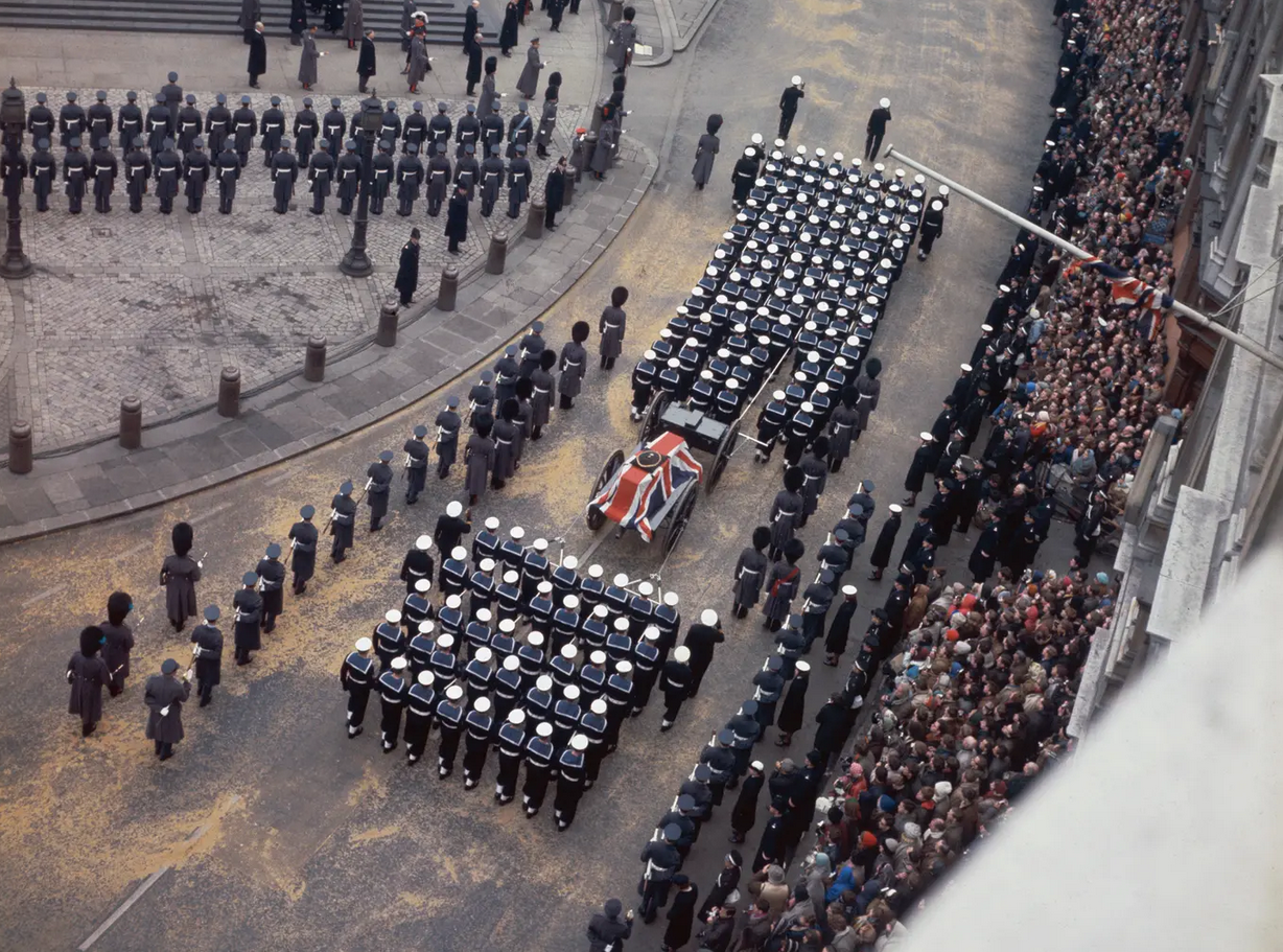 لحظة وصول نعش ونستون تشرتشل وجنازته الرسمية إلى كاتدرائية "سان بول" في 1965 