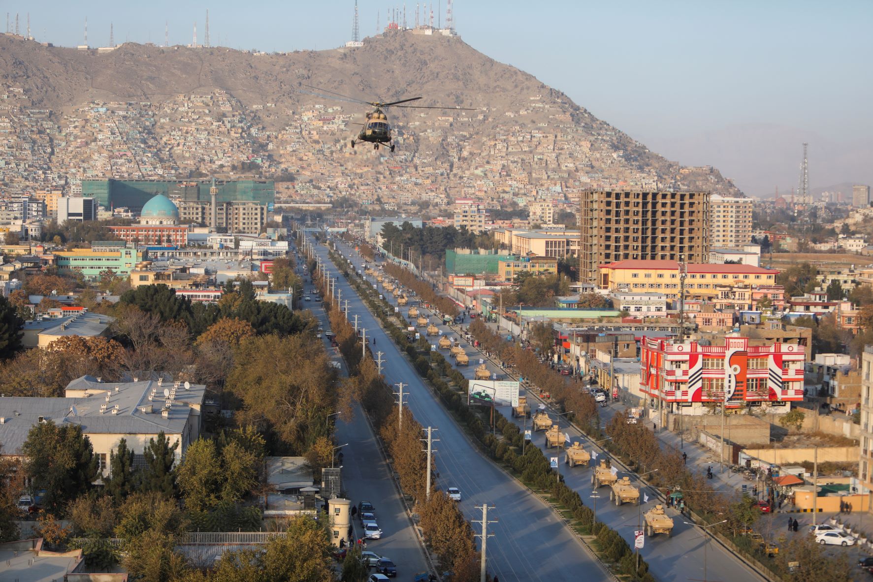 طائرة مروحية عسكرية شاركت في الاستعراض العسكري الذي أجرته حركة "طالبان" في كابول أخيراً