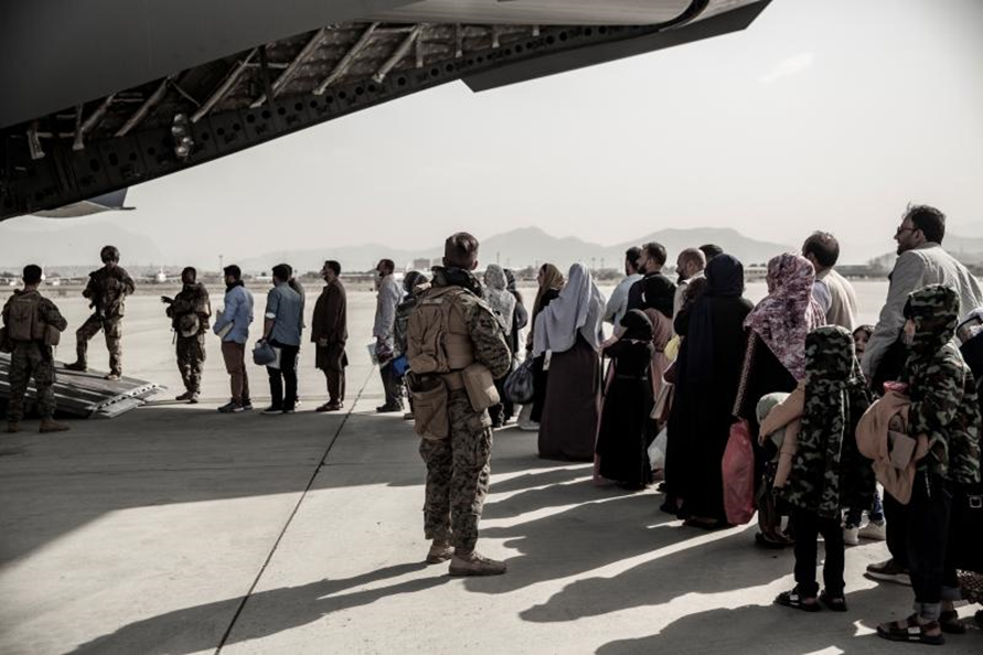 في انتظار الإجلاء من "مطار حامد كرزاي الدولي" في كابول بأفغانستان أغسطس 2021