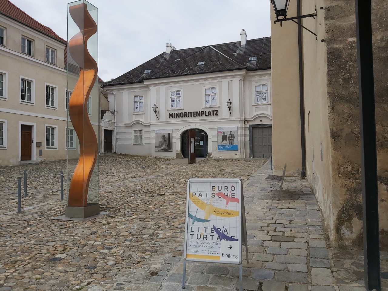 thumbnail_المكان الذين انعقدت داخله جلسات أيام الأدب الأوربي (تصوير عارف حمزة).jpg