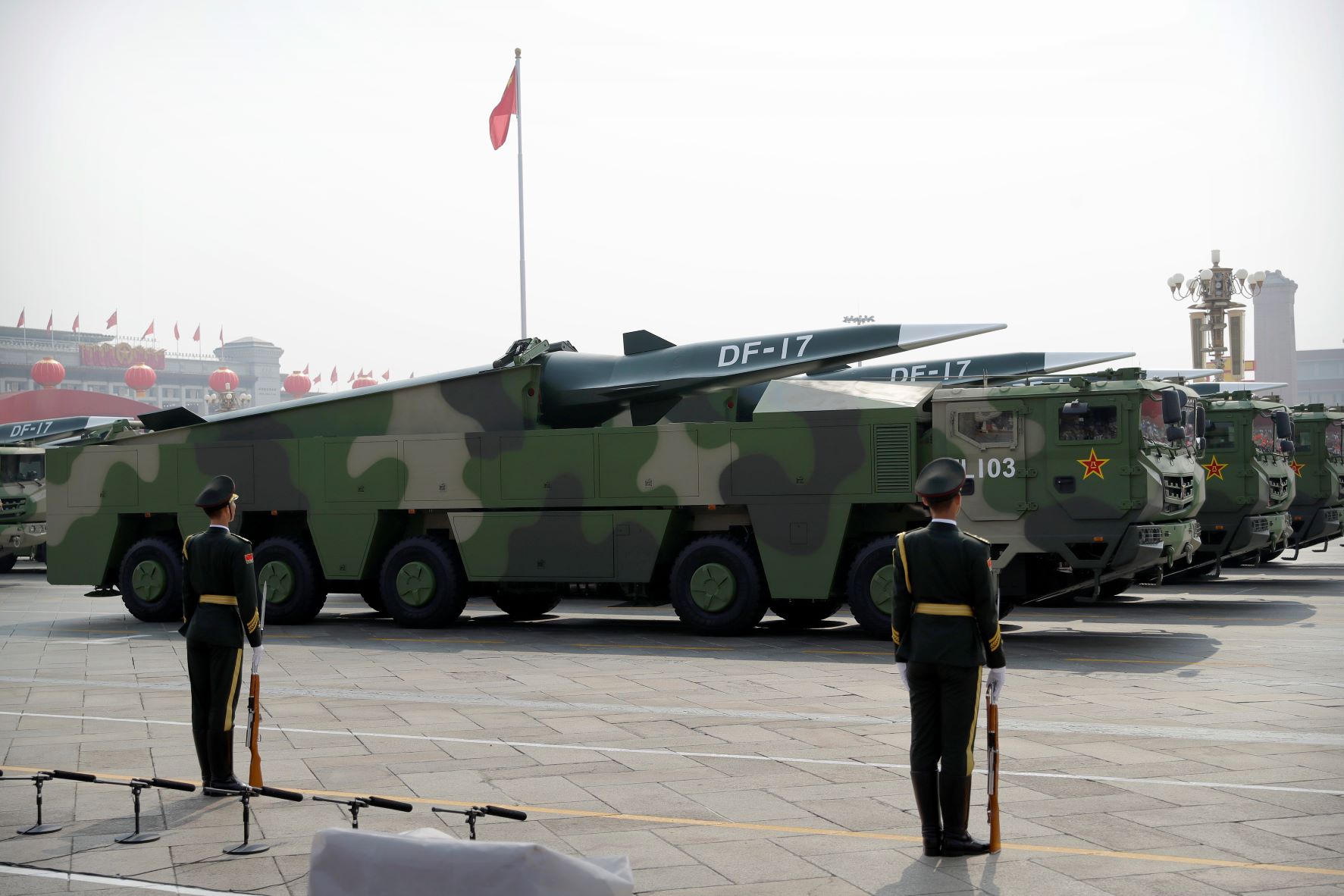 شاحنات تحمل صواريخ "دي إف- 17" الأسرع من الصوت، أثناء عرض عسكري للجيش الأحمر الصيني في الذكرى السبعين لتأسيس الجمهورية الشيوعية في بكين