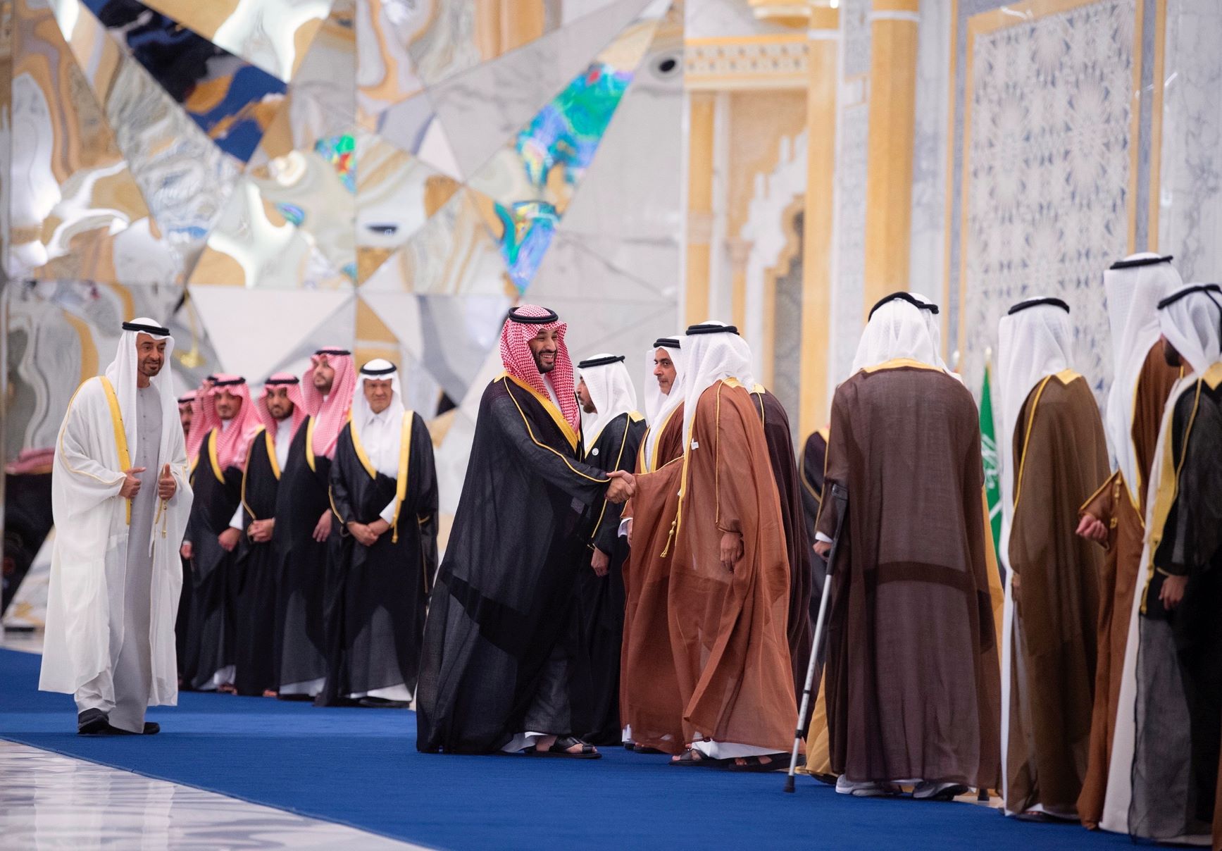 لدى استقبال ولي العهد السعودي في قصر الوطن (رويترز)