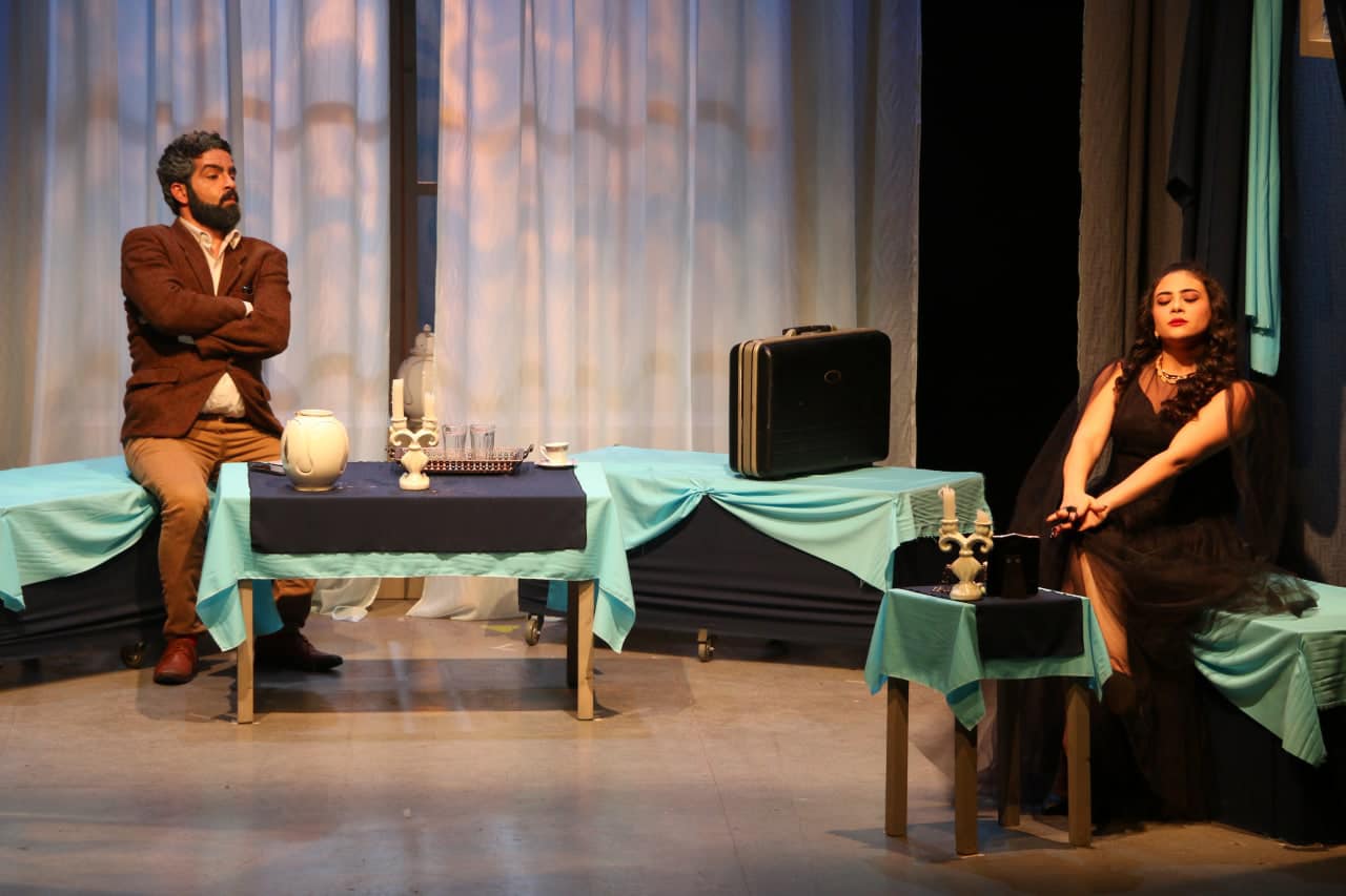 thumbnail_من أجواء مسرحية الدب لمأمون الخطيب.jpg