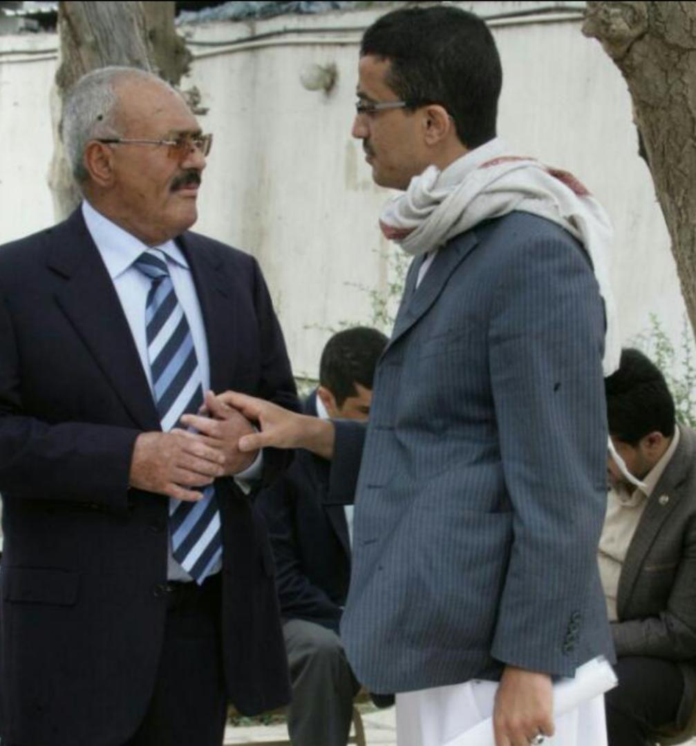 علي عبدالله صالح وعبدالله القاضي في مناسبة سابقة لثورة 2012 (اندبندنت عربية)