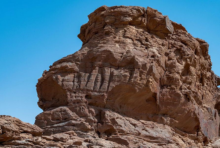 جبل صخري يتضح فيه بقايا نقش لحيوان (واس)
