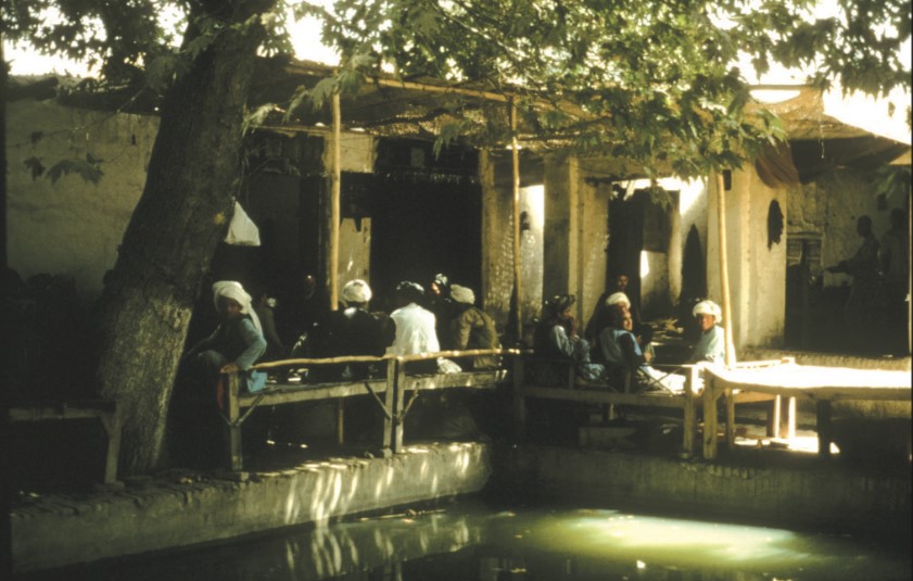 جلسات الشاي هي دور الندوة التي يجتمع فيها رجال القبائل العربية لتداول الأخبار (مركز التواصل المعرفي للدراسات)