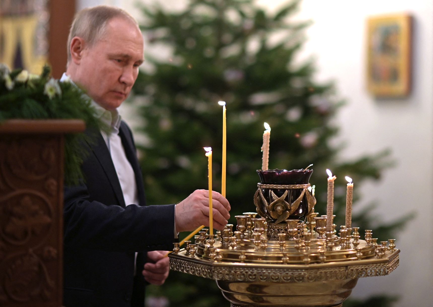بوتين أثناء قداس عيد الميلاد بالتقويم الأرثوذكسي في كنيسة خارج موسكو، 06 يناير 2022 
