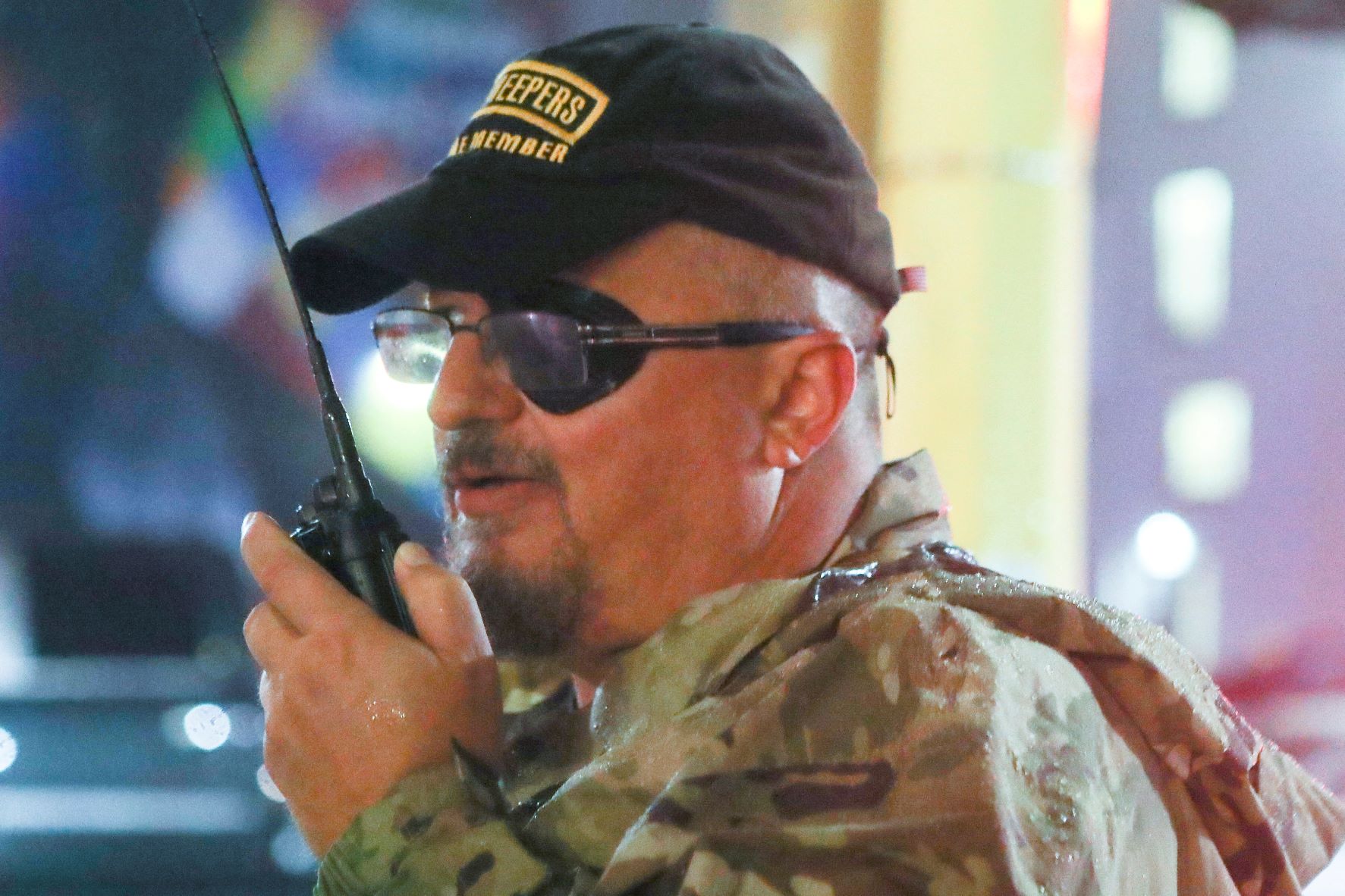 ستيوارت رودس، مؤسس ميليشيا "أوث كيبرز" يستخدم الراديو أثناء مغادرته تجمعاً عقده الرئيس دونالد ترمب في مدينة "مينابوليس" بولاية "مينسوتا" في 10 أكتوبر 2019 