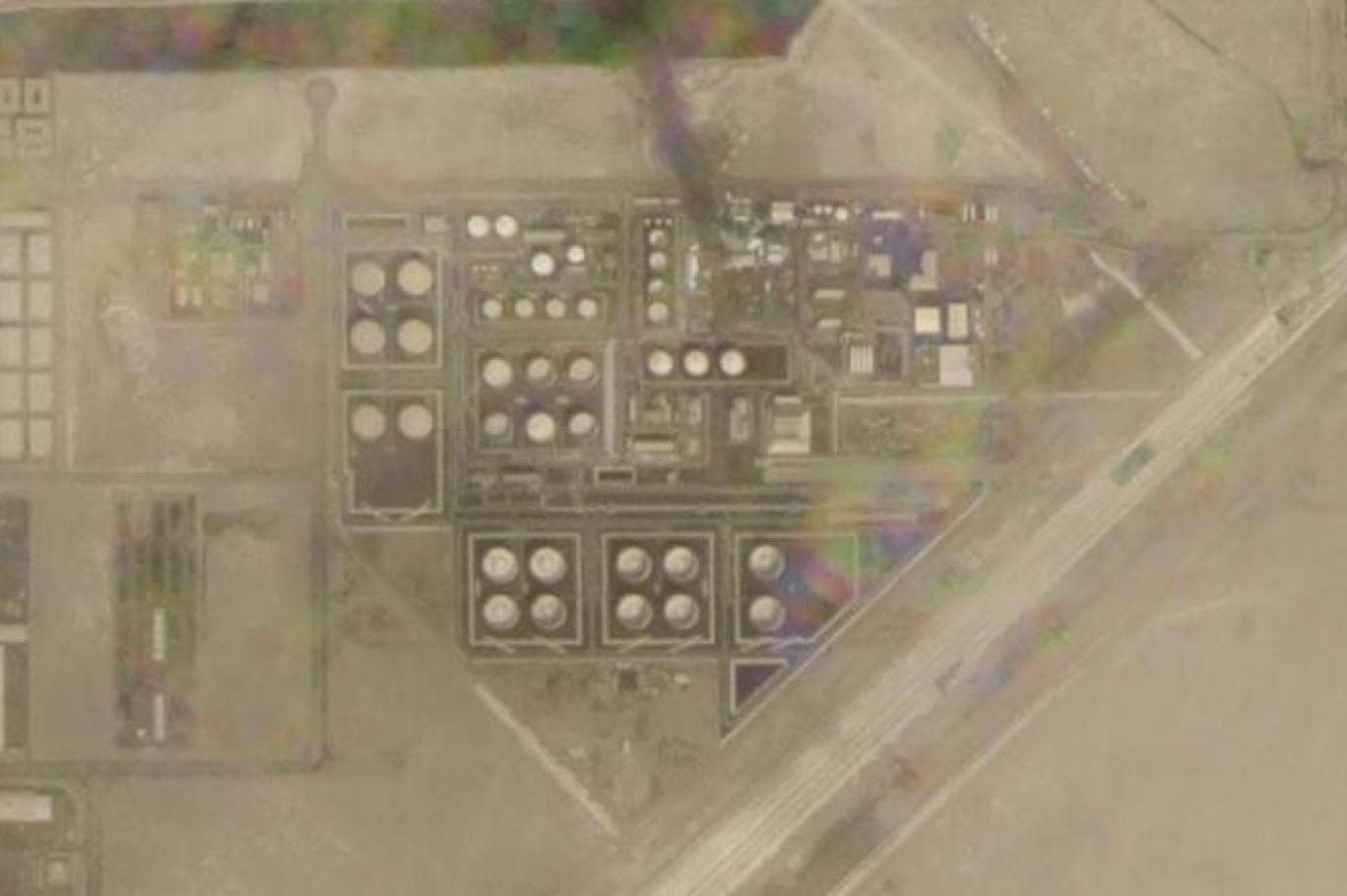 صور جوية تظهر آثار الهجوم في محطة إماراتية (أ ب)