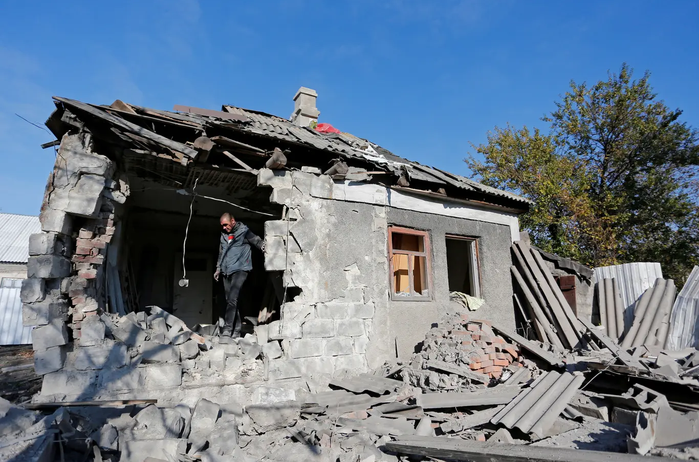 بافل، وهو من السكان المحليين، يبدو في بيته الذي ذكر أبناء المنطقة أنه قد تضرر جراء القصف الأخير في أكتوبر، على ضواحي مدينة "دونيتسك" التي يسيطر عليها المتمردون