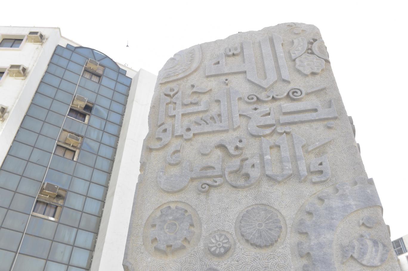 مجسم عبد الحليم رضوي وسط جدة البلد الذي ظهر بعد إزالة العشوائيات والأشكاك من حوله (اندبندنت عربية - عامر عبدالله)