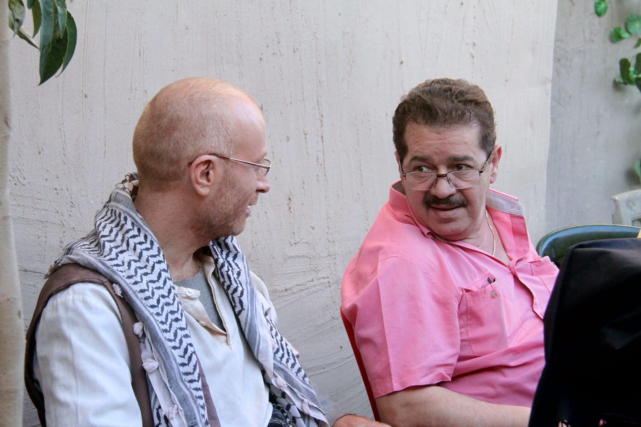 thumbnail_الملا مع مصطفى الخاني النمس أثناء تصوير باب الحارة.jpg