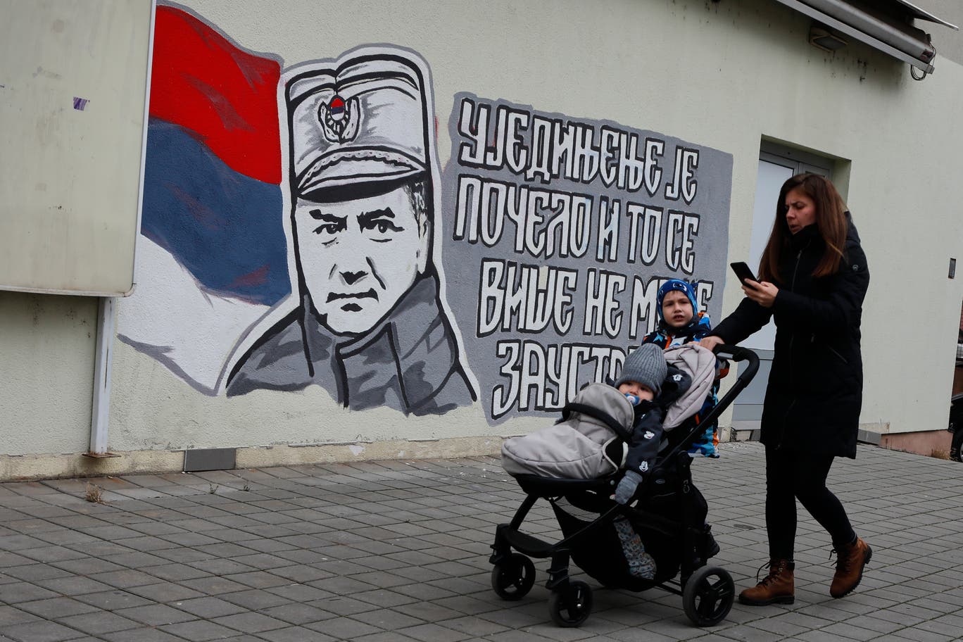 رسم جداري للجنرال الصربي البوسني ومجرم الحرب المسجون راتكو ملاديتش على مبنى في بانيا لوكا 