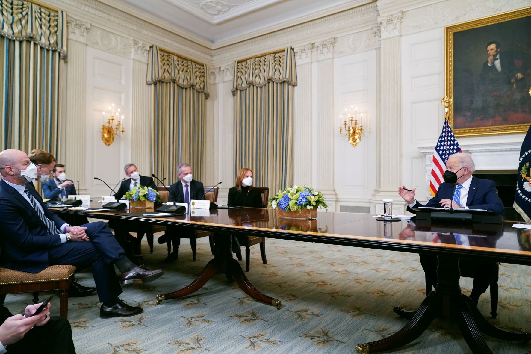 الرئيس جو بايدن أثناء لقاء في غرفة غذاء الدولة، مع مديرين تنفيذيين من القطاع الخاص لنقاش خطته عن "إعادة البناء بشكل أفضل" 
