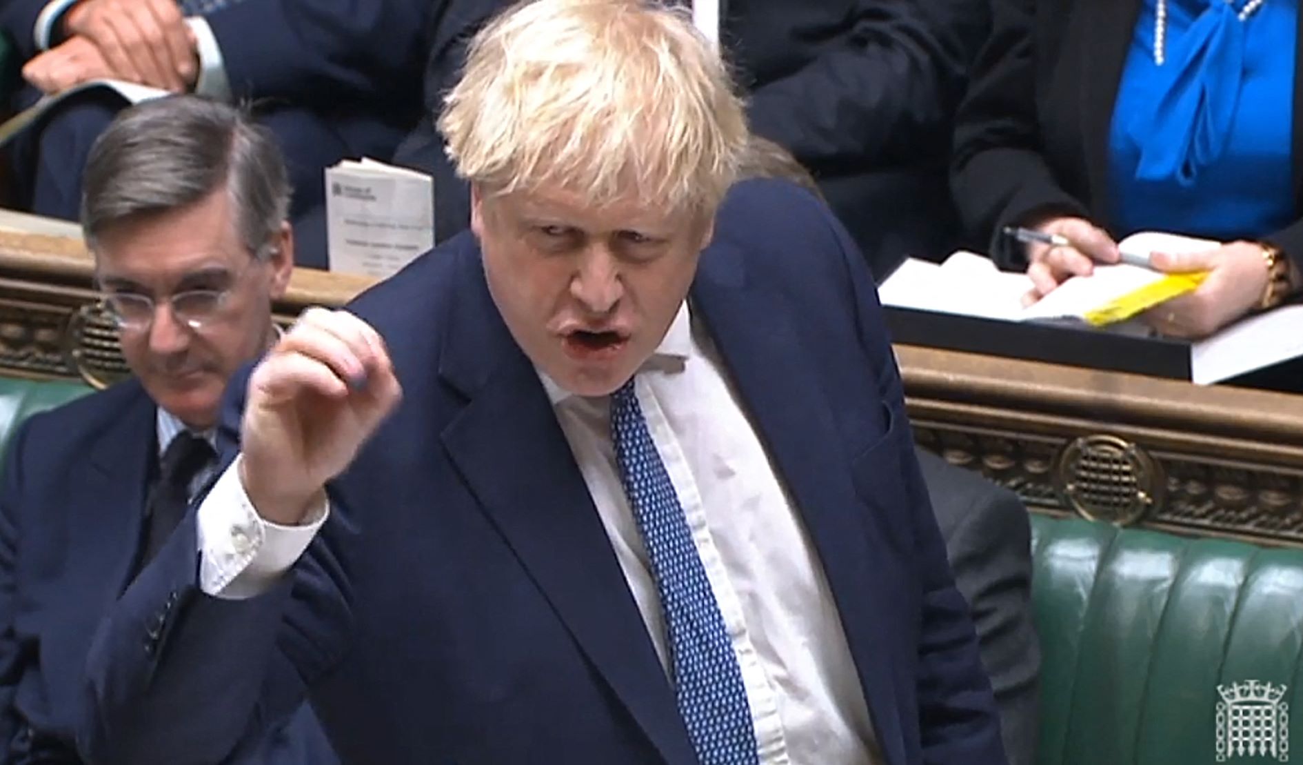 بوريس جونسون في لقطة من فيديو بثته "وحدة التسجيل البرلمانية"، متحدثاً في جلسة استجواب أسبوعية لرئيس الوزراء في البرلمان