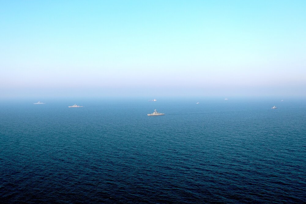 عدد من القطع البحرية المشاركة في المناورة (وكالة أنباء تسنيم الإيرانية)