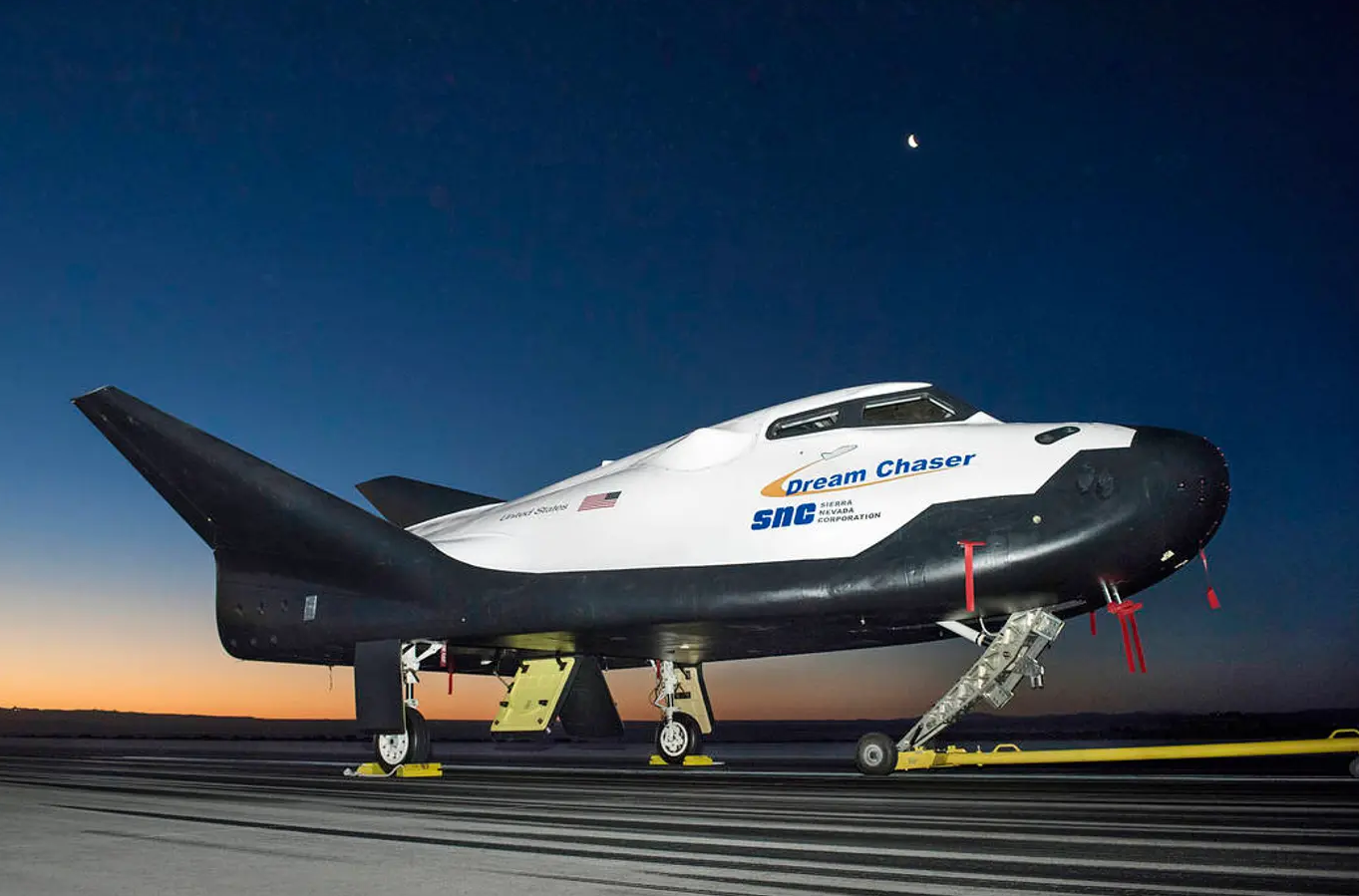 عرض مركبة الفضاء" دريم تشيسر" التابعة لشركة "سييرا نيفادا" على المدرج في "مركز أرمسترونغ لبحوث الطيران" التابع لـ"ناسا" في 2017 استعداداً لأحد الاختبارات